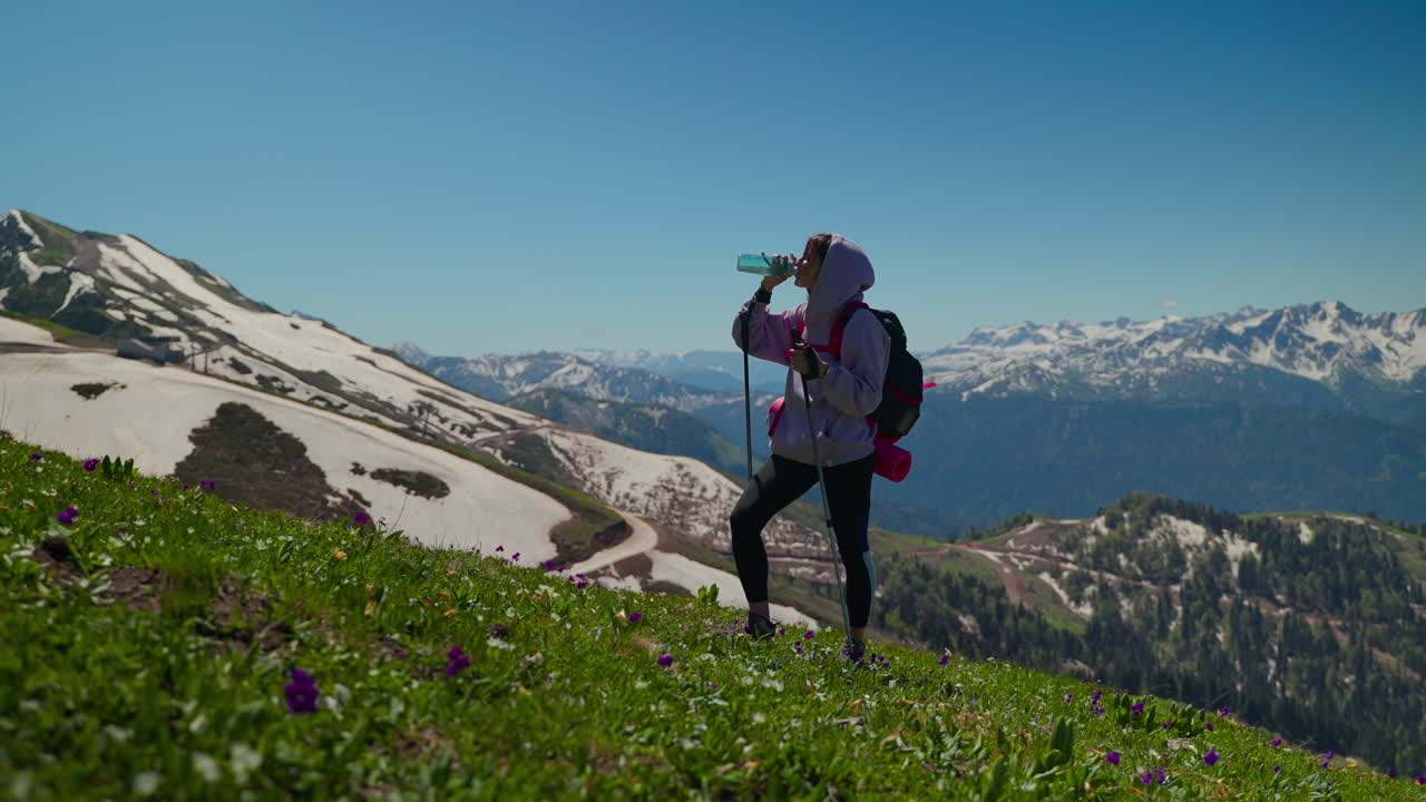 산에서 하이킹하는 여자