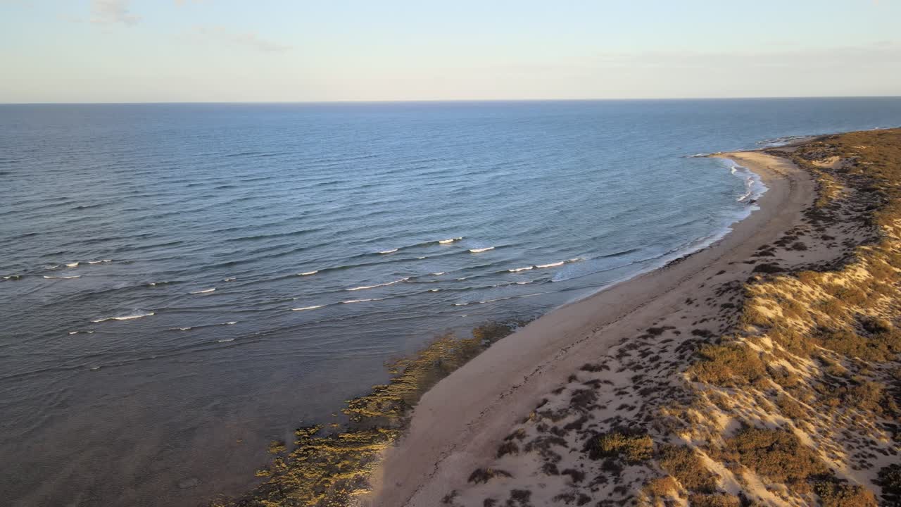 Ujęcie z drona nad plażami wybrzeża rafy Ningaloo o zachodzie słońca