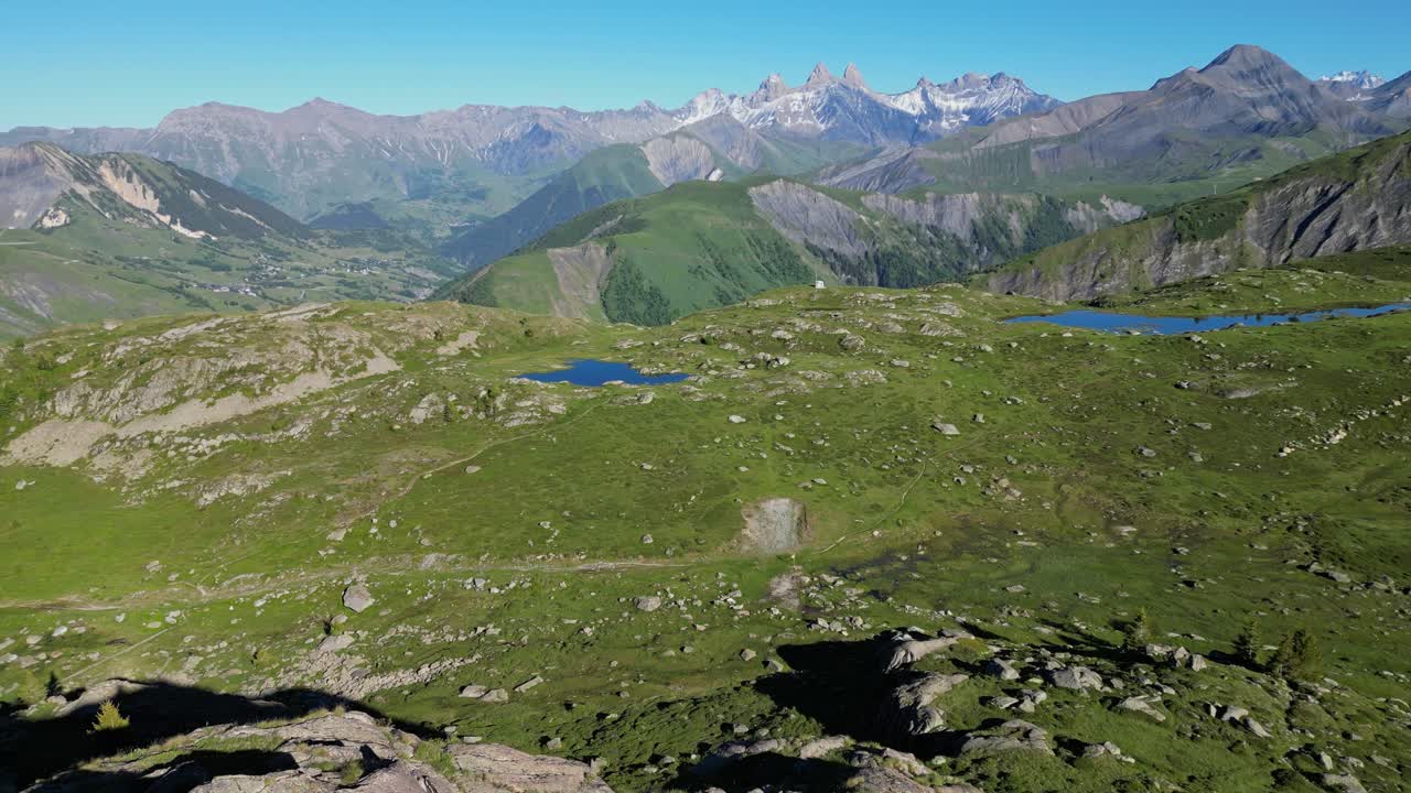 panorama del valle verde y lagos de montaña en los alpes franceses - antena