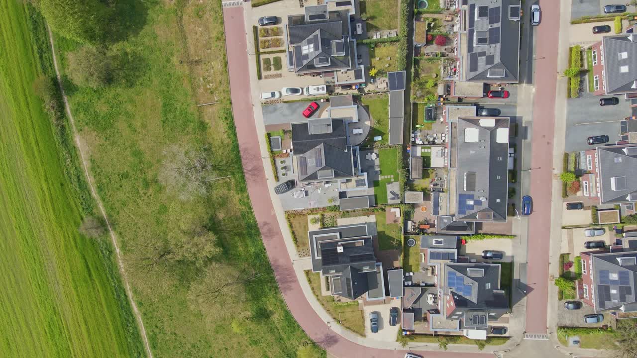 옥상 에 태양광 패널 이 있는 아름다운 현대적 인 이웃 의 위 아래 에 안테나