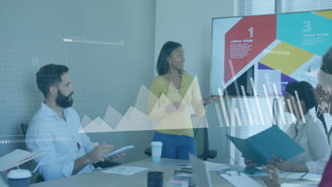 animación del procesamiento de datos estadísticos sobre una mujer afroamericana haciendo una presentación en la oficina
