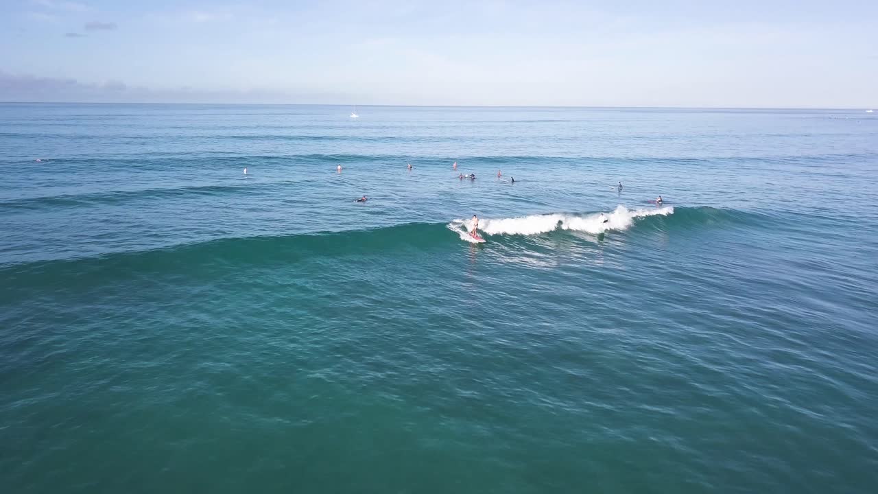 호놀룰루 하와이 와이키키 해변의 아름다운 바다에서 파도를 공격적으로 파쇄하는 두 명의 서퍼, 공중 돌리 풀백