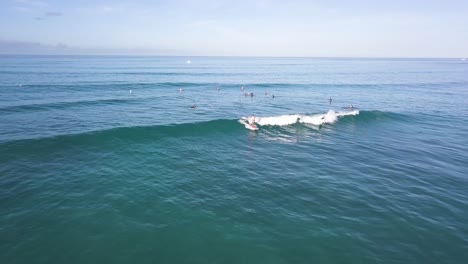 dos surfistas triturando agresivamente una ola en las hermosas aguas de la playa de waikiki en honolulu hawaii, retroceso de muñeca aérea