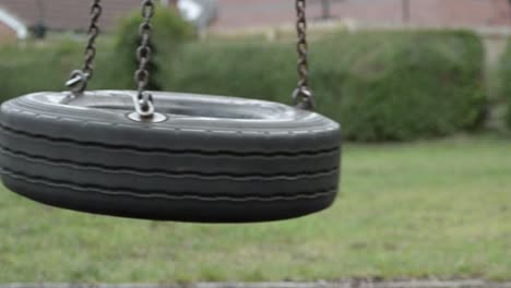 Columpio-De-Neumáticos-Balanceándose-En-El-Parque