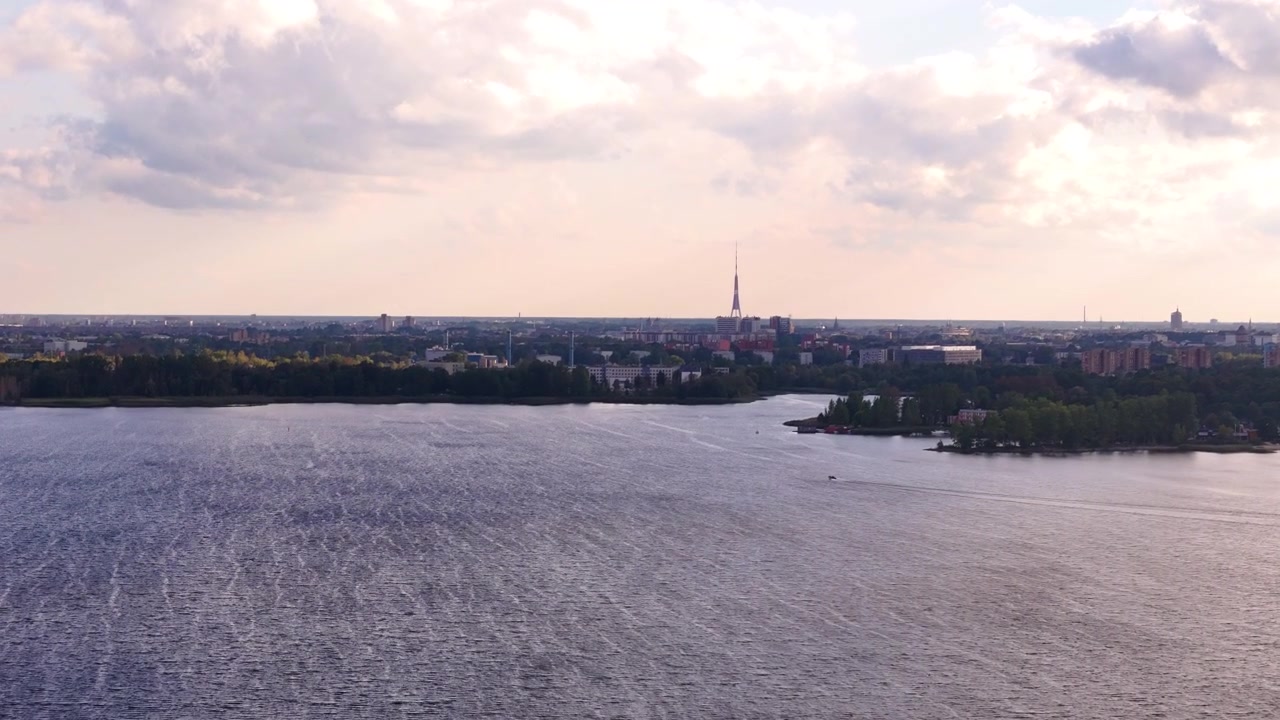 Paesaggio sereno del lago Kisezers con lo skyline di Riga sullo sfondo in Lettonia. Ripresa aerea