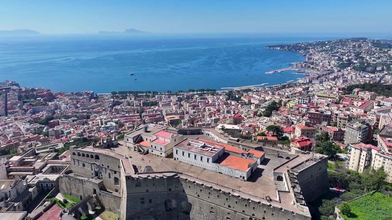 Castel Sant'Elmo a Napoli in Campania, Italia. Panorama urbano del centro. Paesaggio del Golfo di Napoli. Castel Sant'Elmo a Napoli in Campania, Italia. Splendido skyline. Paesaggio costiero. Paesaggio italiano.