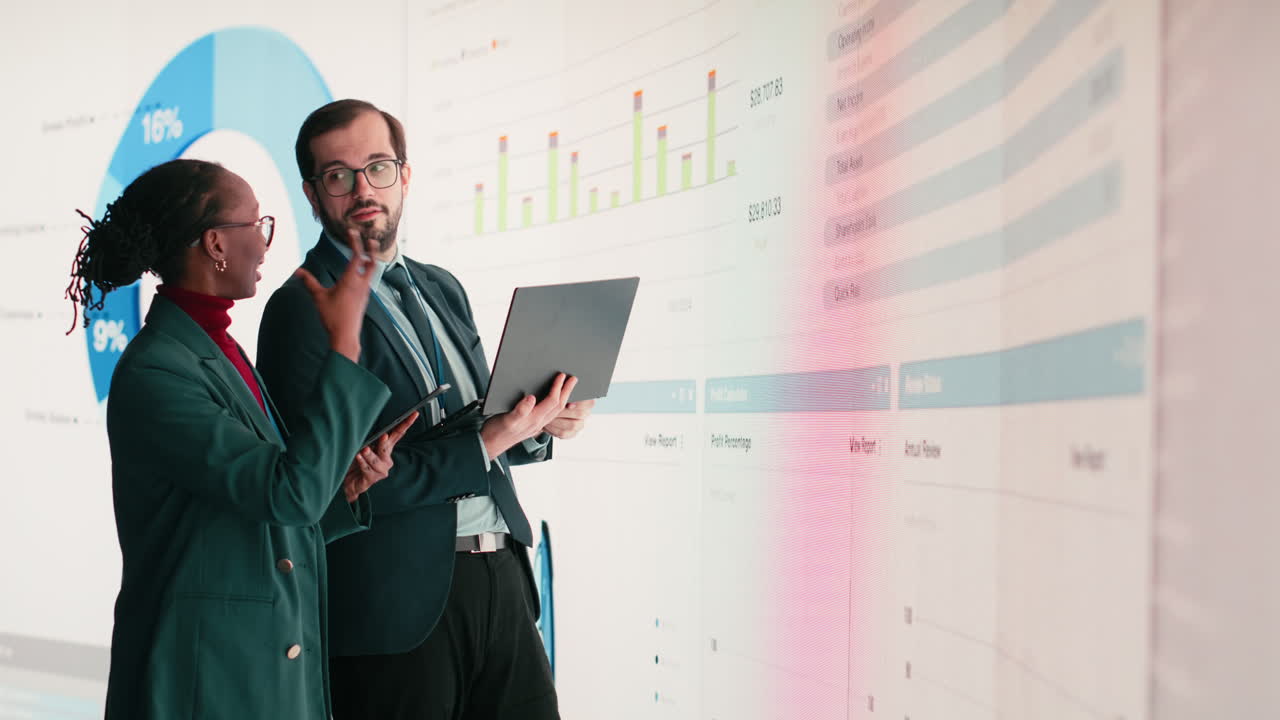Forretningsfolk som analyserer data på stor interaktiv skjerm