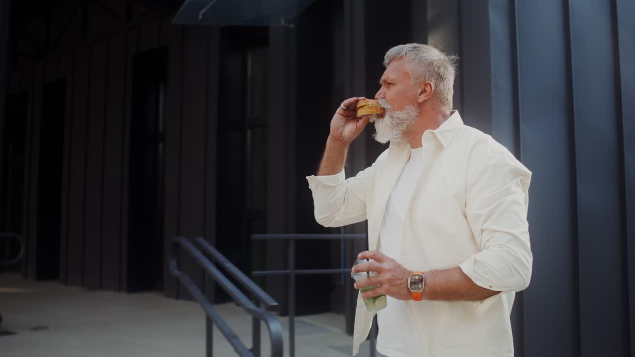 hombre comiendo y bebiendo afuera