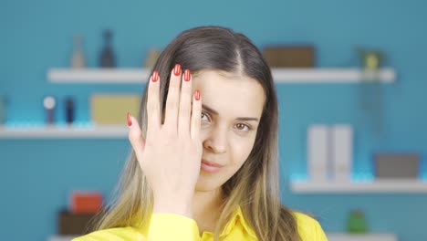 modelo de maquillaje de esmalte de uñas mujer joven.