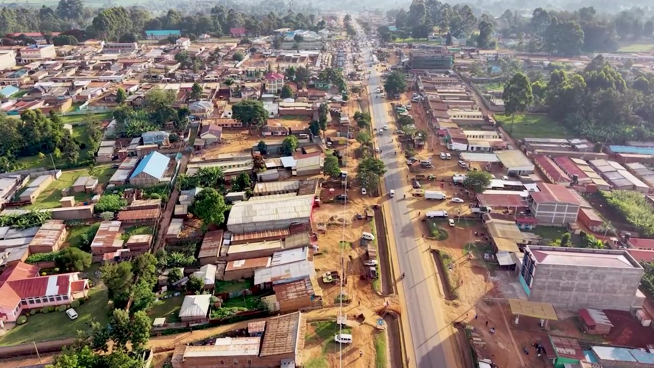 Insediamento di villaggio in Kenya, Africa: abitazioni informali con tetti arrugginiti. Una baraccopoli povera in un villaggio del Kenya, Africa, con tetti arrugginiti, simbolo di povertà.