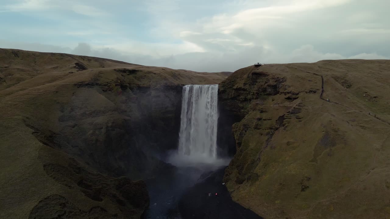 un dron se eleva y retrocede sobre la cascada skógafoss en islandia