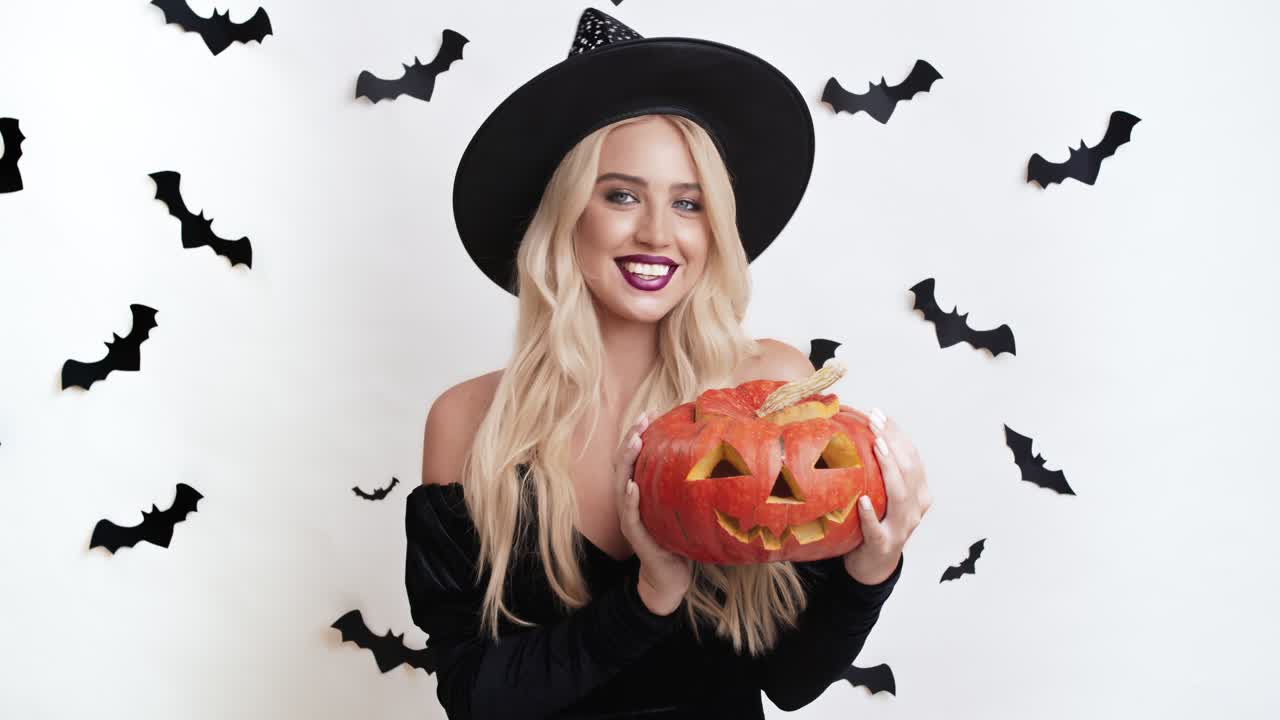 할로윈에 호박을 가진 마녀