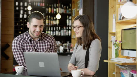 pareja trabajando juntos en una computadora portátil en