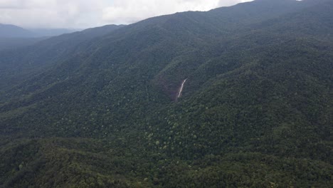 Windin-Falls-Flowing-Through-Dense-Forest-At-Wooroonooran-National-Park-In-Topaz,-QLD,-Australia