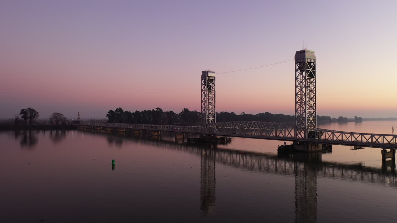 puente levadizo sobre el río sacramento, california. órbita de drones