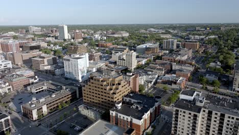 Centro-De-Ann-Arbor,-Michigan,-Con-Vídeo-De-Drones-Moviéndose-En-Círculo