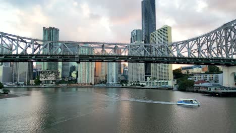 Volando-Bajo-El-Puente-De-La-Historia-De-Brisbane-Acercándose-Al-Anochecer-En-Queensland,-Australia