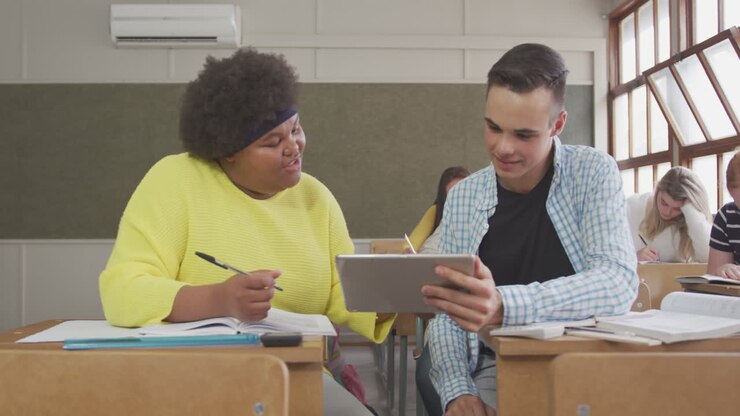 Studenti che parlano in una classe di scuola superiore.