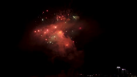 celebración del día de la independencia del 4 de julio fuegos artificiales en los estados unidos - toma amplia