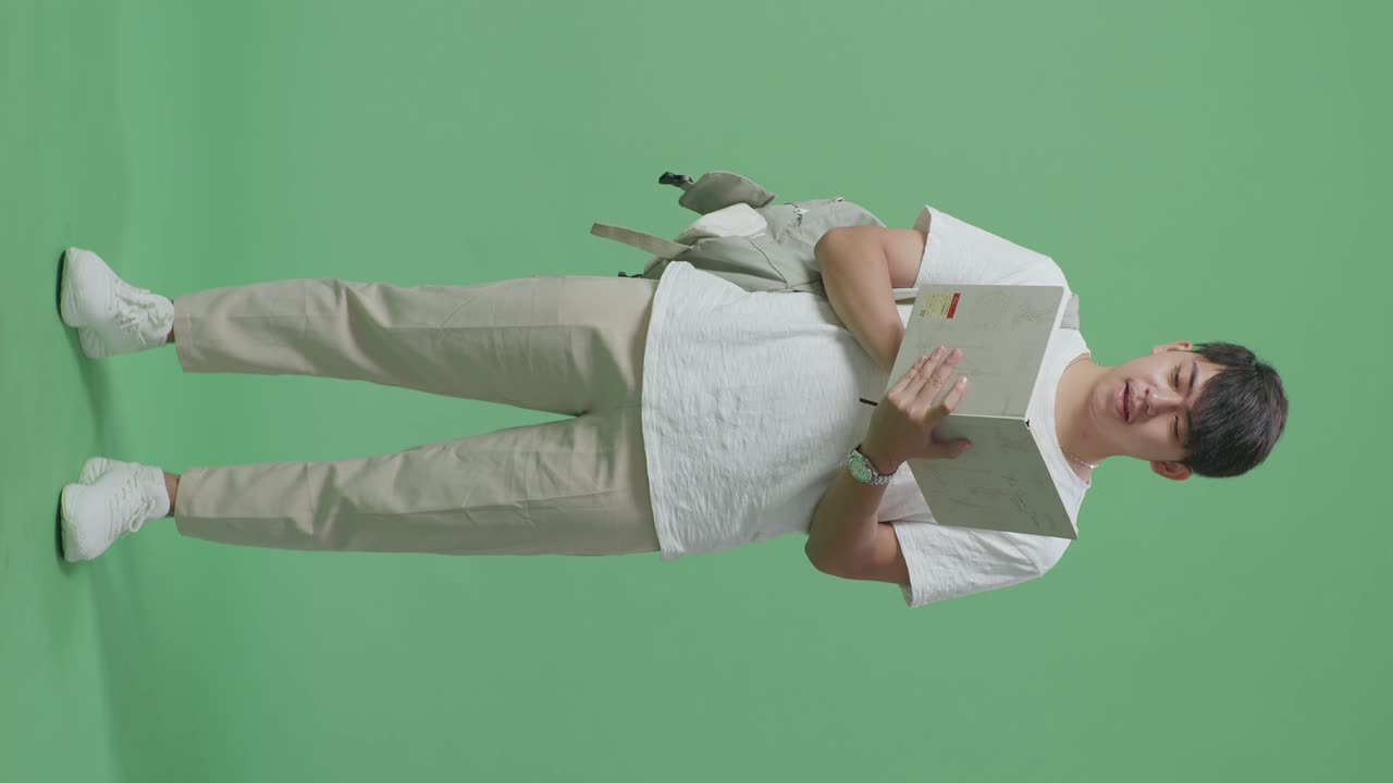 estudiante leyendo un libro