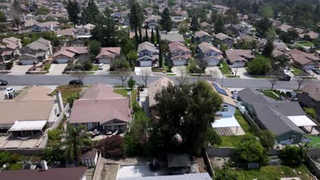 Toma-Aérea-De-Casas-En-Un-Barrio-Residencial-De-Ontario-En-San-Bernardino,-California.