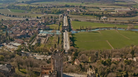 disparo de drones sobre el puente valeggio sul mincio mantova italia