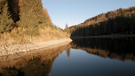 Dron-Fpv-Vuela-Sobre-Un-Lago-Cristalino