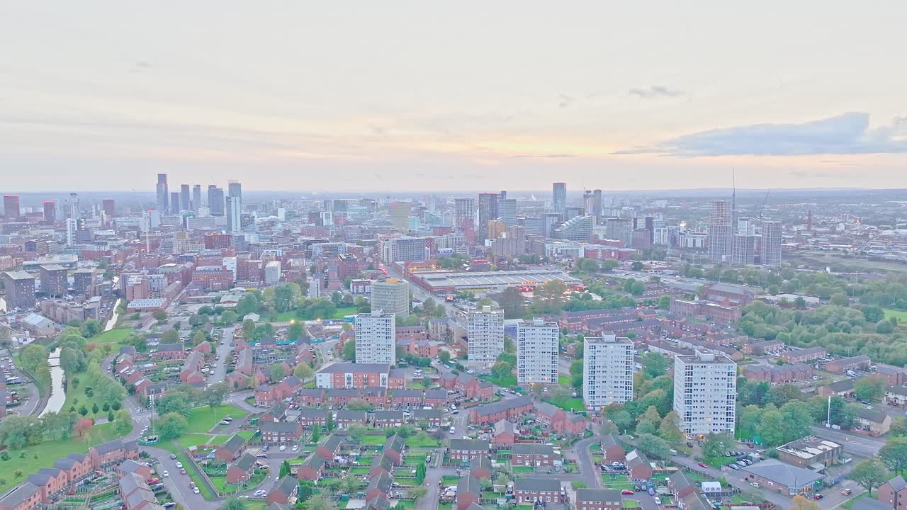 해가 지는 동안 맨체스터의 고층 스카이라인의 공중 드론 도리  ⁇