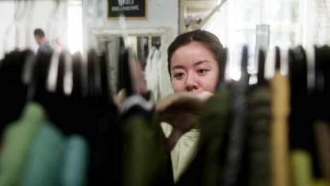 가게에 있는 아시아 여자