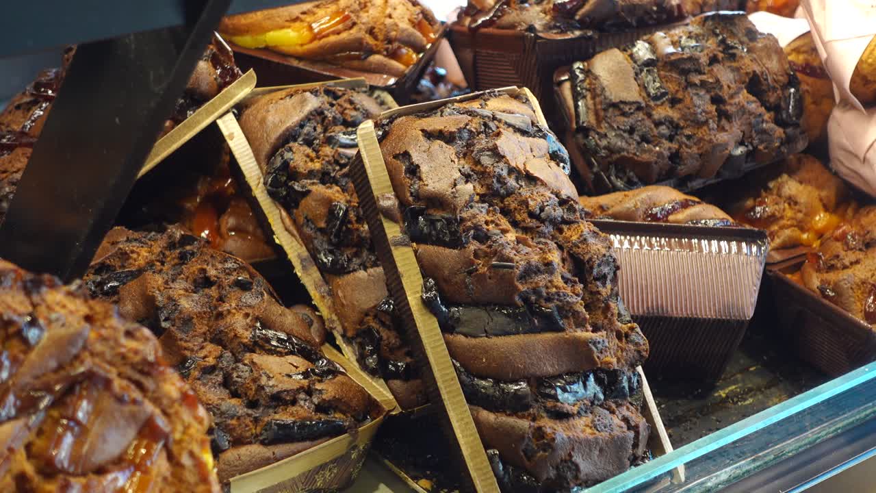 variedad de pasteles de chocolate y panes