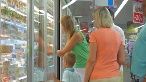 grandes compras familiares en el supermercado