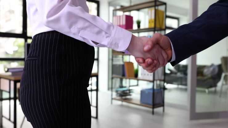 Stretta di mano d'affari professionale in un ufficio