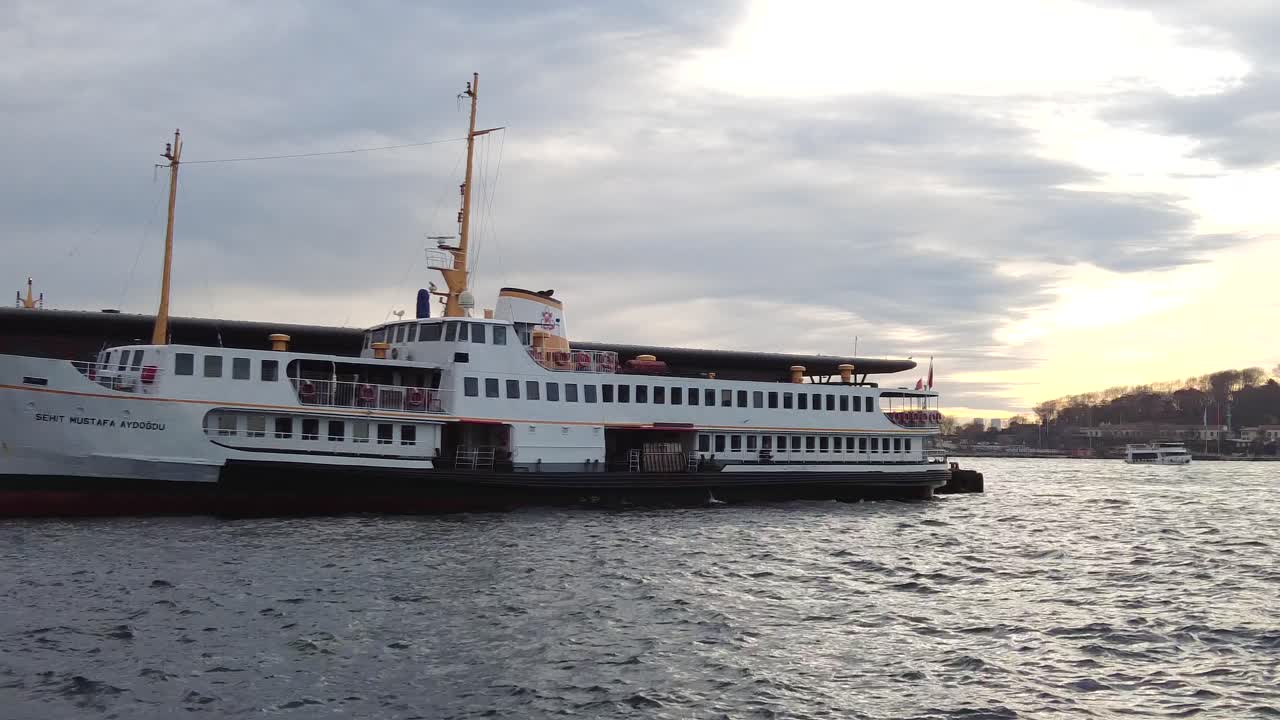 un ferry atracado en un puerto de estambul, turquía