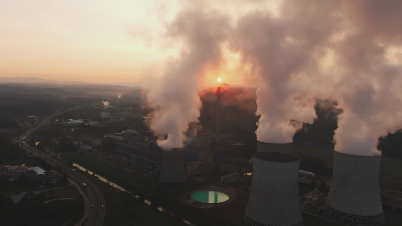 vista aerea di una centrale elettrica all'alba