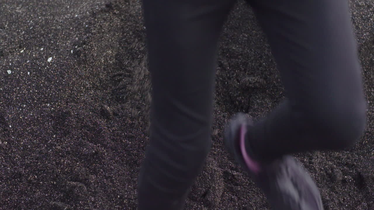 이 스톡 동영상은 아이슬란드 검은 모래 해변의 초현실적인 아름다움을 보여줍니다.