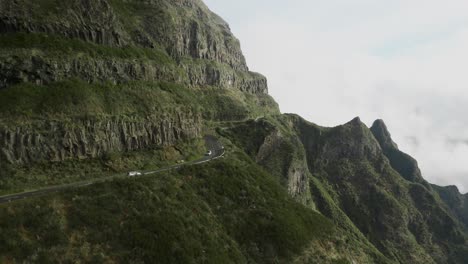 dos autos que viajan en dirección opuesta y se cruzan en una sinuosa carretera de montaña en madeira, antena