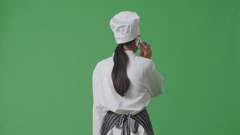 el chef está al teléfono.