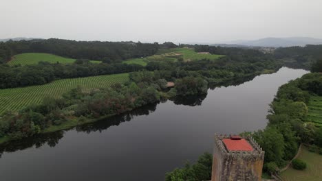 Río-Minho-Y-Castillo-Medieval-De-Solapa