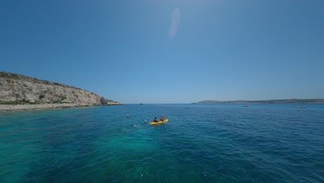 Antena-De-Dos-Personas-En-Kayak-En-El-Mar