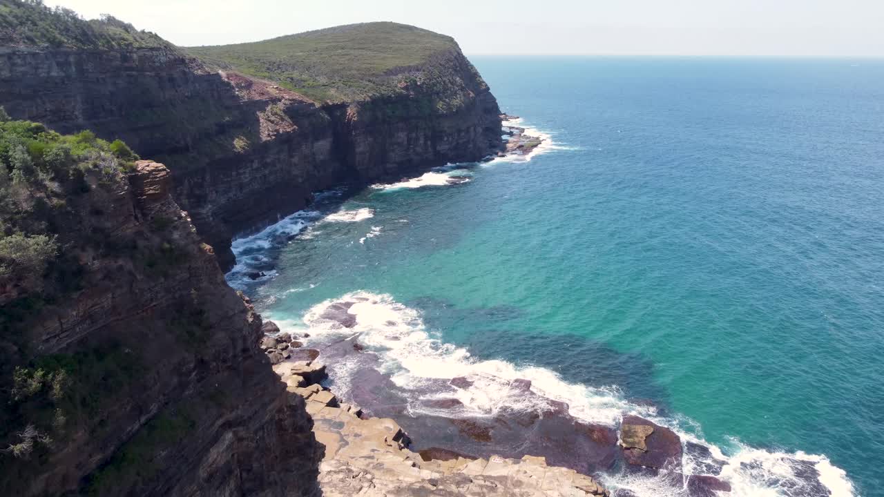 toma de la costa de drone pan del acantilado del promontorio del parque nacional de bouddi en la pequeña playa macmasters costa central nsw australia 3840x2160 4k