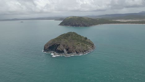 aerial view of bluff rock island and turtle lookout at capricorn coast national park in qld, australia