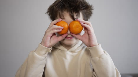 boy with oranges and without oranges