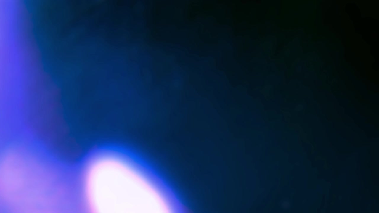 Effetti di luce astratti dinamici e flare dell'obiettivo con tonalità viola e blu