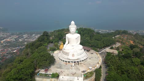 Vista-Aérea-Amplia-Y-De-Gran-Altitud-Del-Gran-Buda-En-Phuket,-Tailandia-Desde-Drones-En-órbita