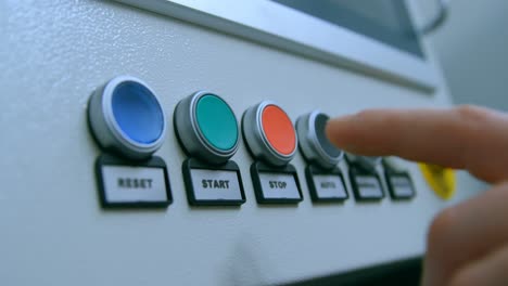 ingeniero robótico presionando el botón del panel de control 4k