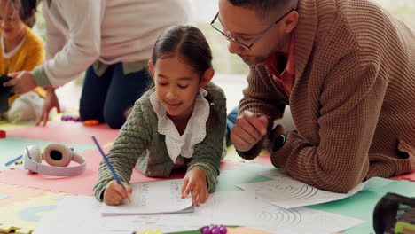 Mädchen,-Kinder,-Eltern-Und-Hausaufgaben-Auf-Dem-Boden-Schreiben