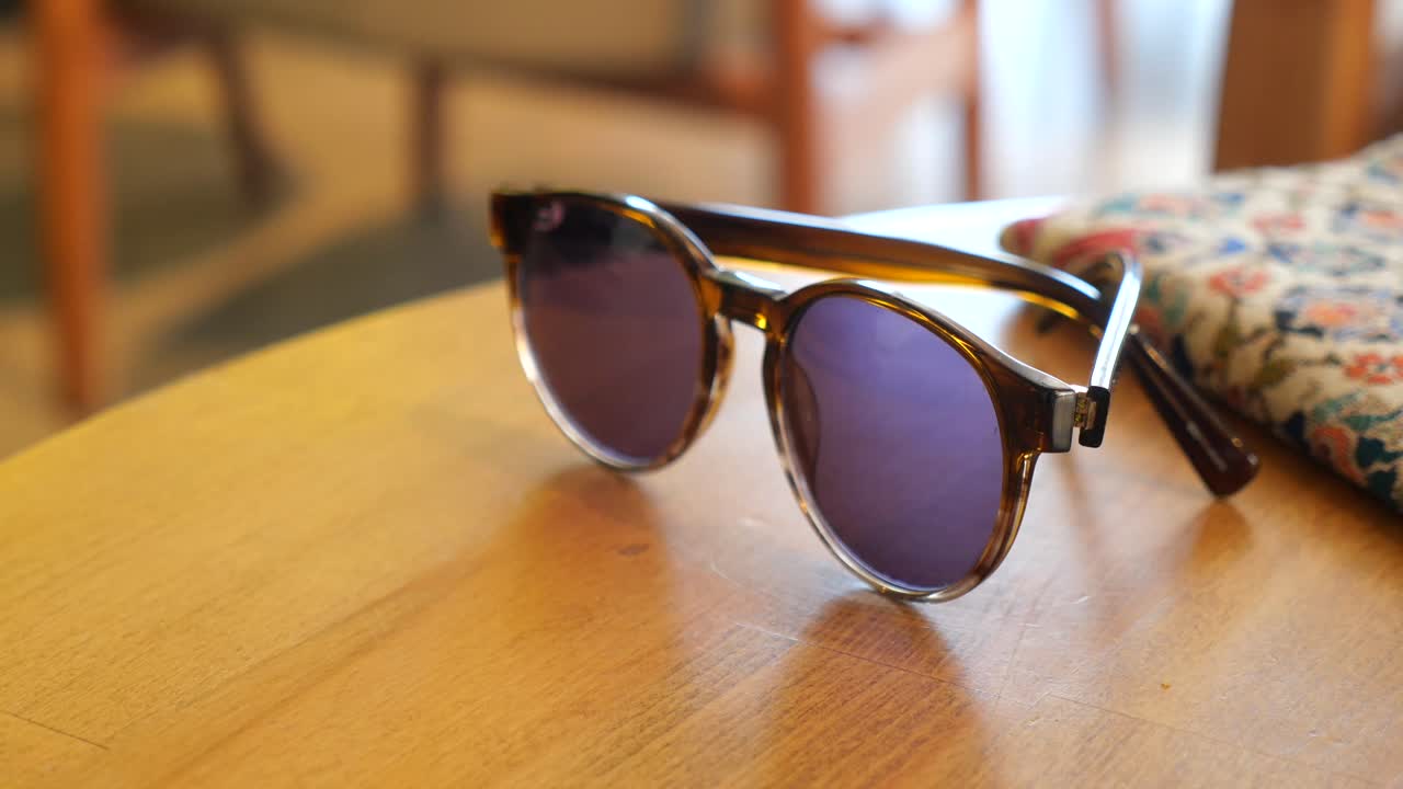 gafas de sol sobre una mesa