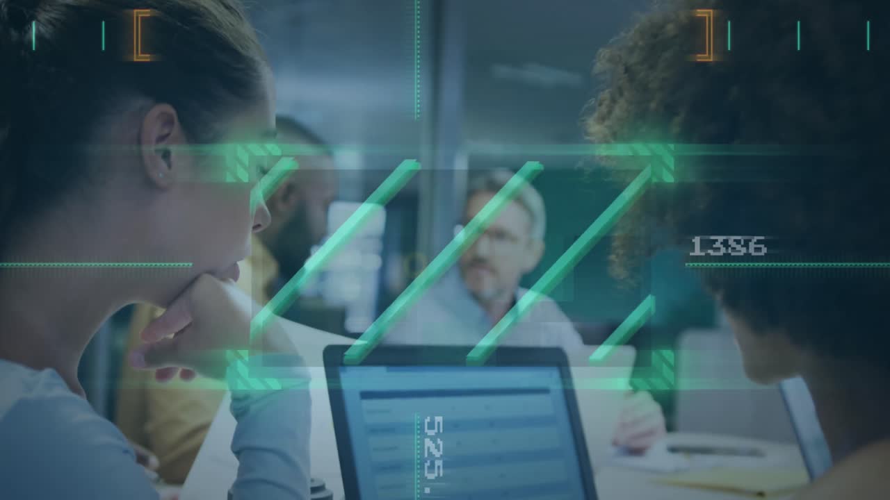 animación del procesamiento de datos financieros sobre diversas personas de negocios que trabajan en la oficina