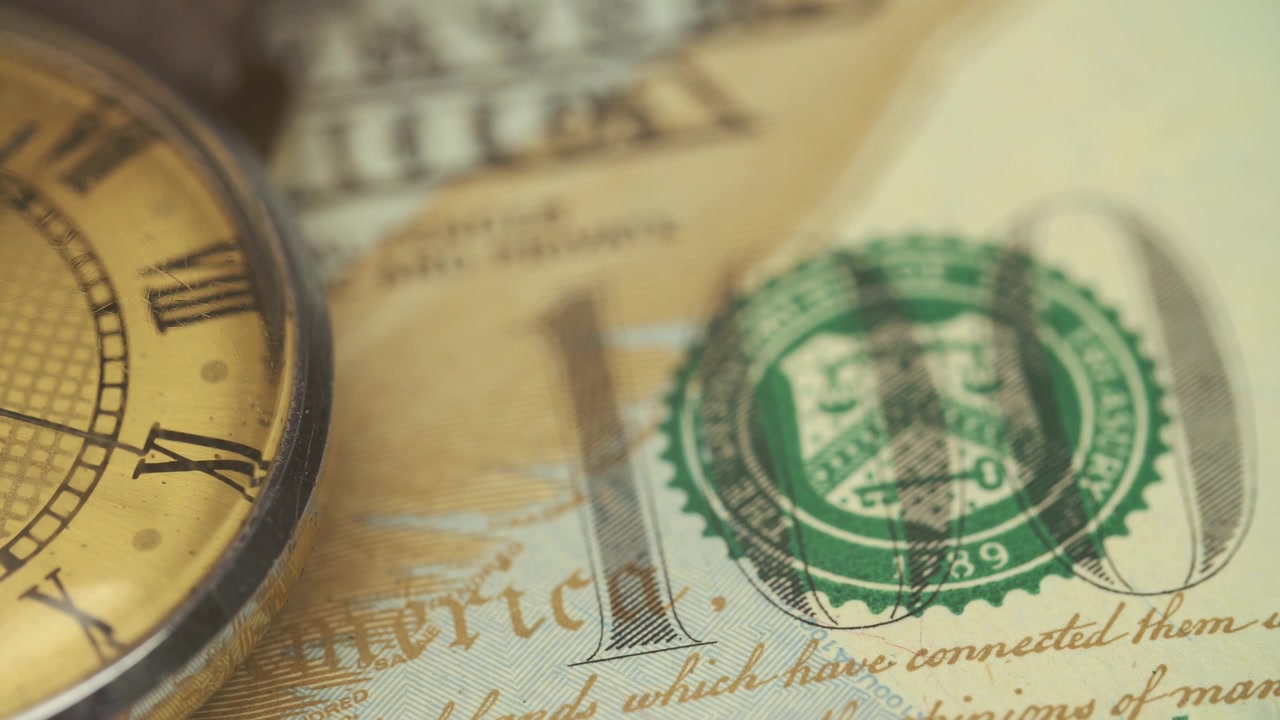 Orologio da tasca che ticchetta e banconota da un dollaro USA