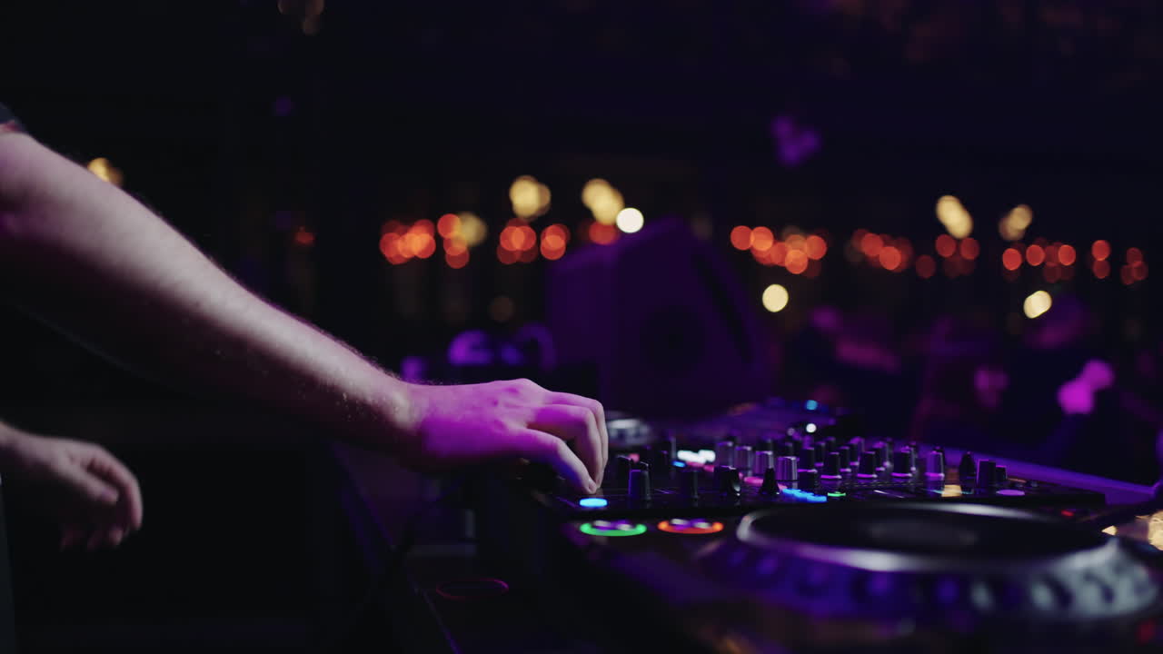 dj actuando en un club nocturno